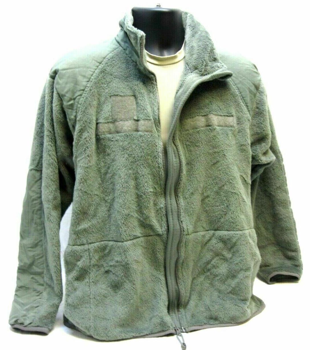 Used Polartec Gen III Army fleece jacket in foliage green, offers cold weather warmth and military-style design.