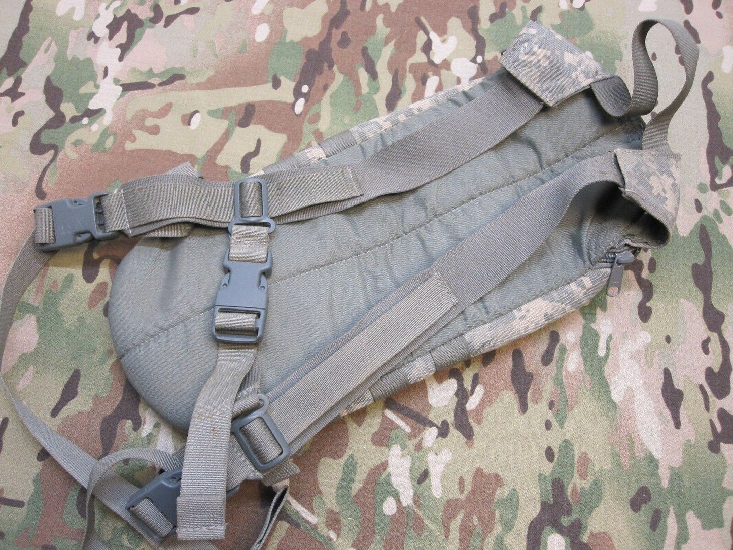 TACTICAL TAILOR ARMY ACU DIGITAL INSULATED HYDRATION CARRIER WATER PACK (USED)