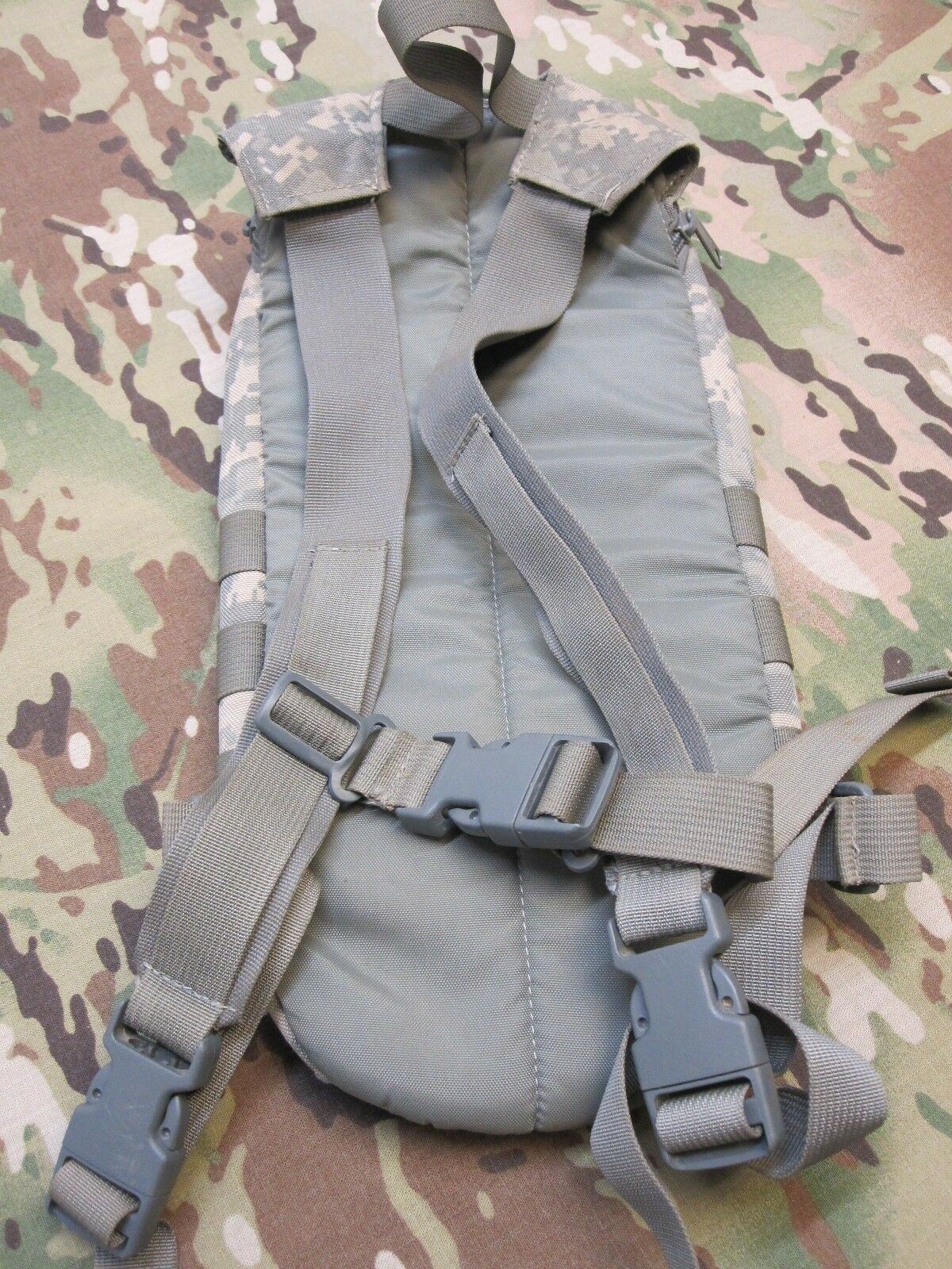 TACTICAL TAILOR ARMY ACU DIGITAL INSULATED HYDRATION CARRIER WATER PACK (USED)