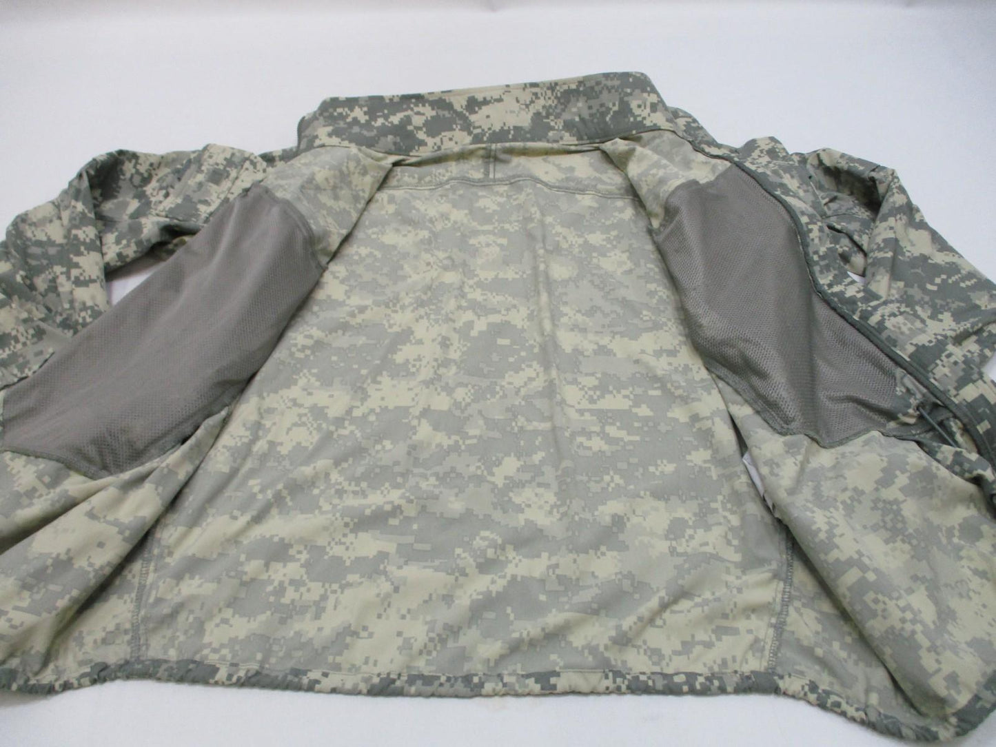 GEN III Wind Cold Weather Jacket Medium Regular CIF OK Pre-Owned w/ Stains