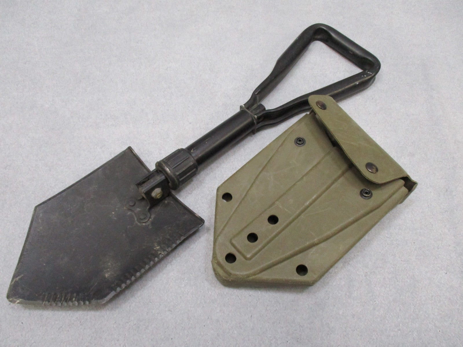 Centex Military Gear Ames folding shovel with pouch, serrated edge, suitable for camping and hiking, U.S. military-style E-Tool