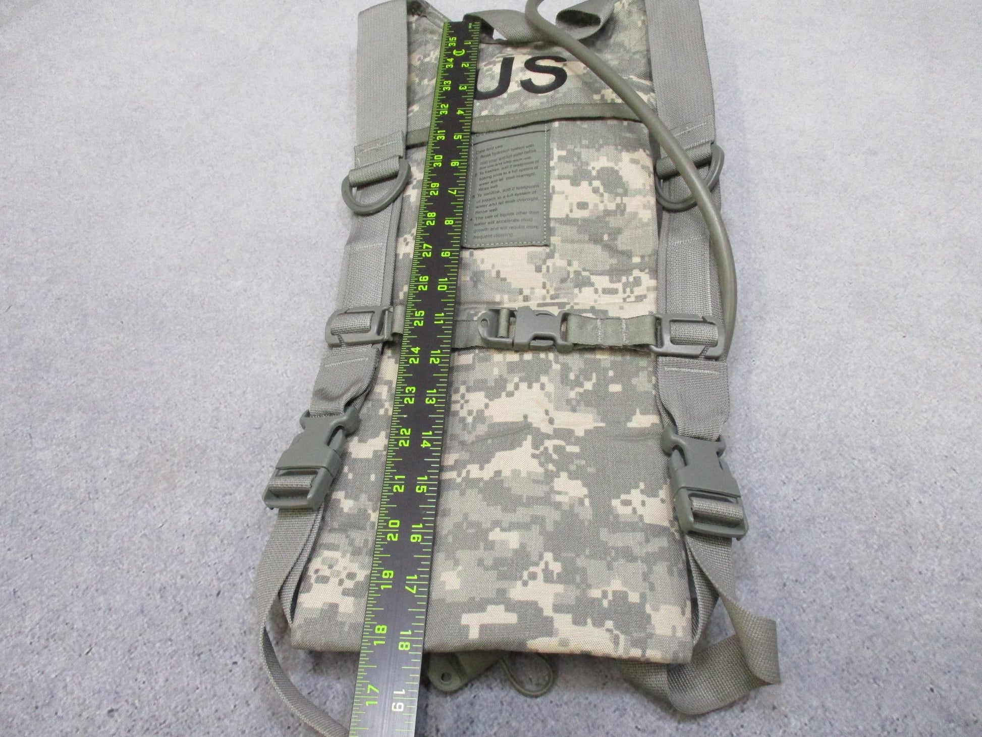Eagle Industries MOLLE II Hydration Carrier for US Army Digital with tube and bite valve, military tactical hydration pack
