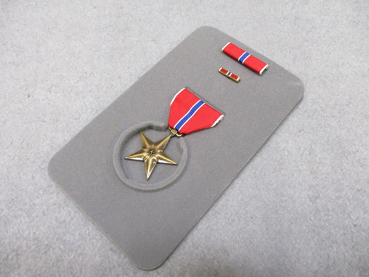 Bronze Star Medal Set US Military w/ Presentation Case - Used
