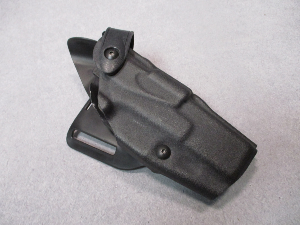 Safariland Glock 17 Level 3 Duty Holster in black with RH belt mount, designed for secure firearm carrying.