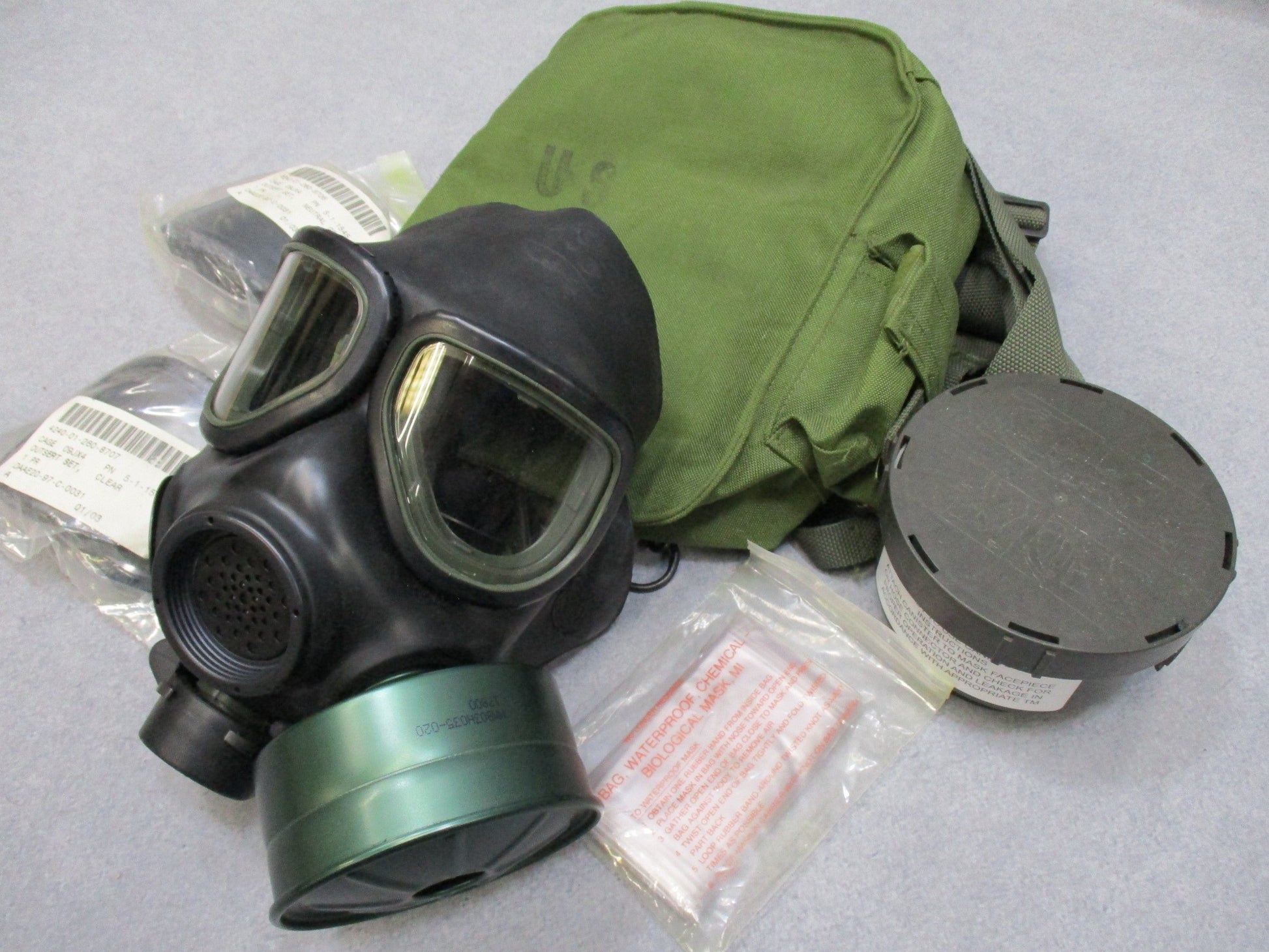 Centex Military Gear M40 gas mask with clear and dark lenses, medium size, includes bag and 40mm C2A1 filter for military use