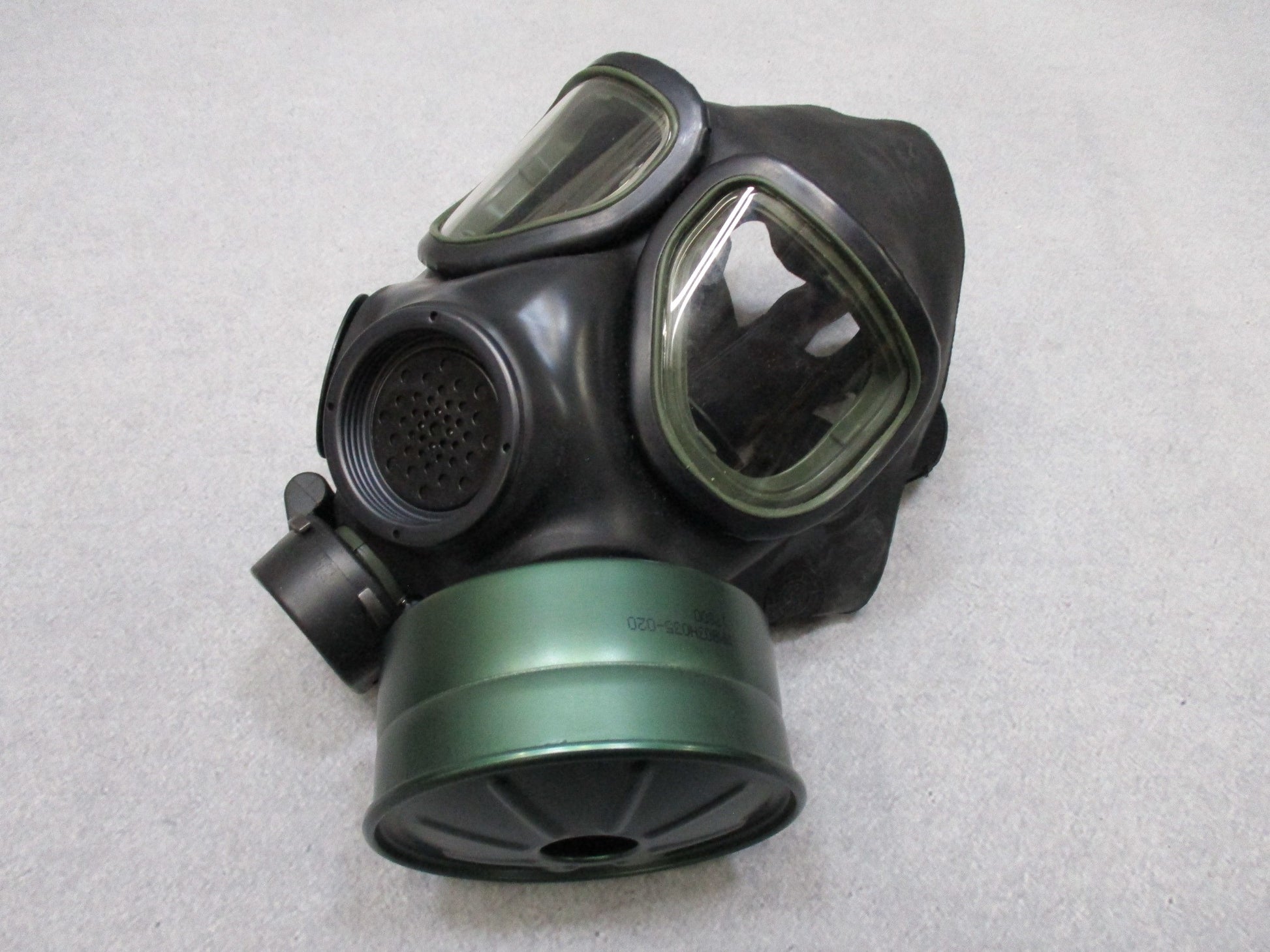 Centex Military Gear M40 gas mask with clear and dark lenses, medium size, includes bag and C2A1 40mm filter.