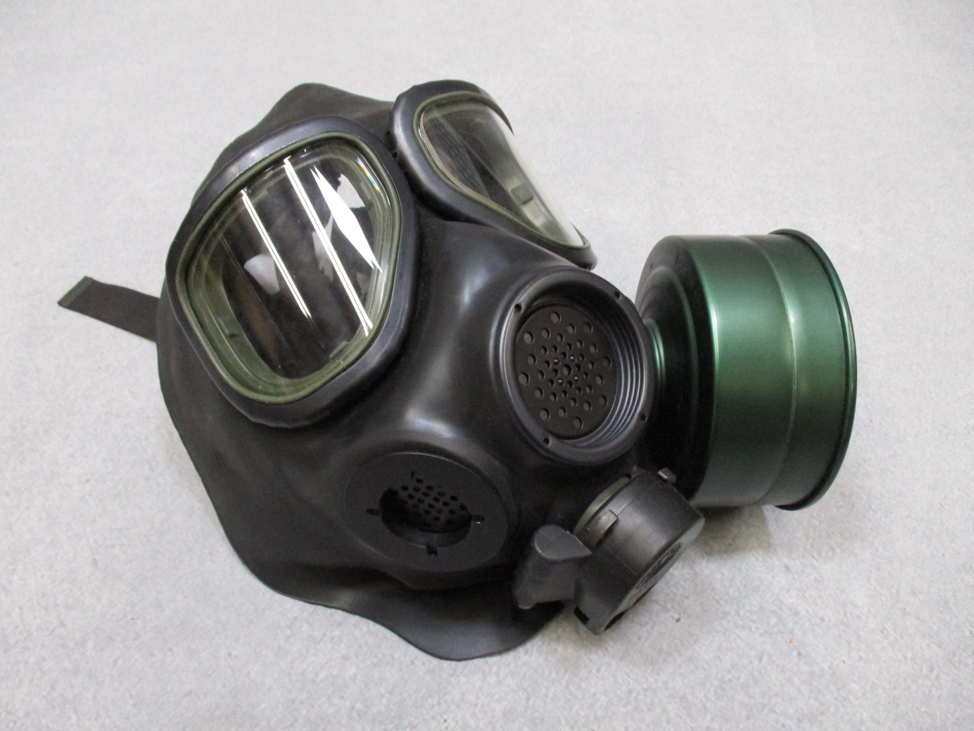 Centex Military Gear M40 gas mask with clear and dark lenses, medium size, includes carrying bag and 40mm C2A1 filter.