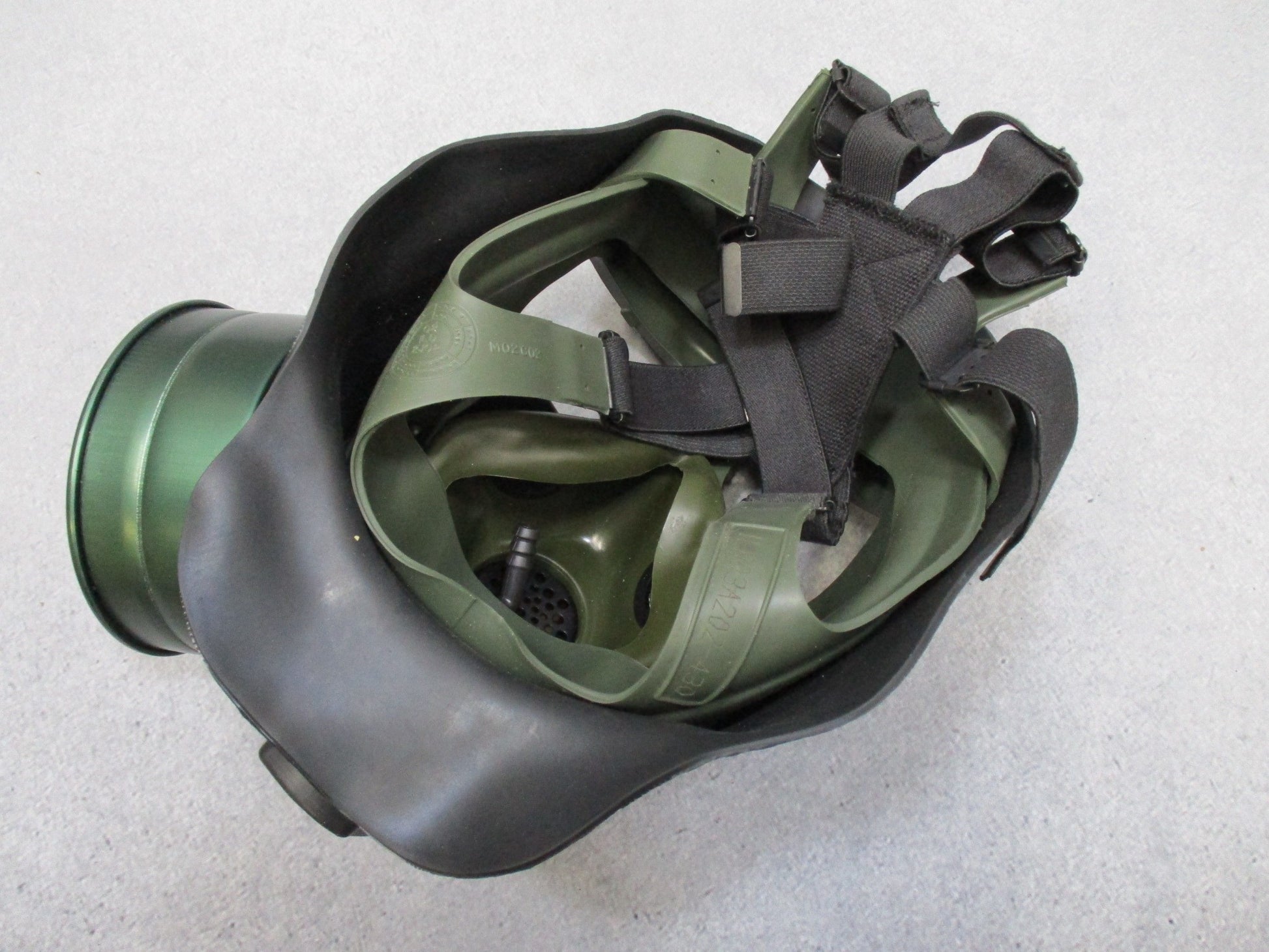 Centex Military Gear M40 gas mask with clear and dark lenses, medium size, includes bag and 40mm C2A1 filter for military use.