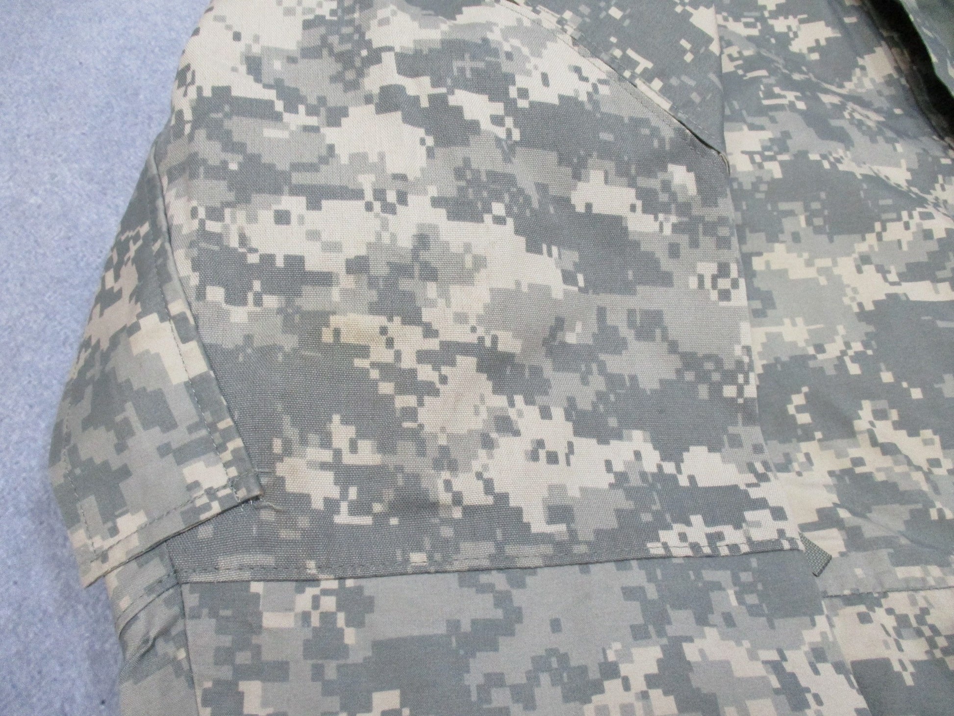 Centex Military Gear USGI Army ACU digital cold and wet weather GORE-TEX jacket, large/regular size, UCP camouflage.