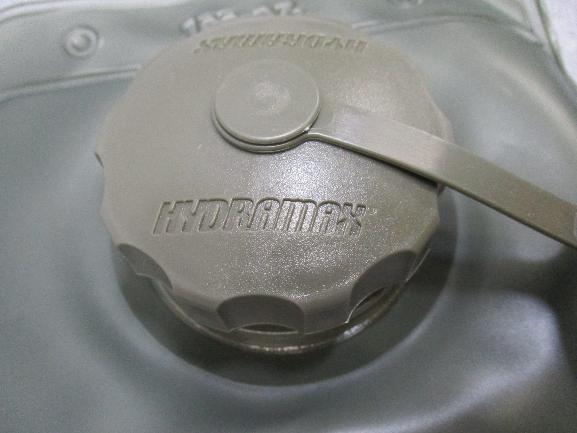 Foliage green USGI MOLLE II 3L hydration bladder with 100oz water reservoir, designed for military-style hydration packs.