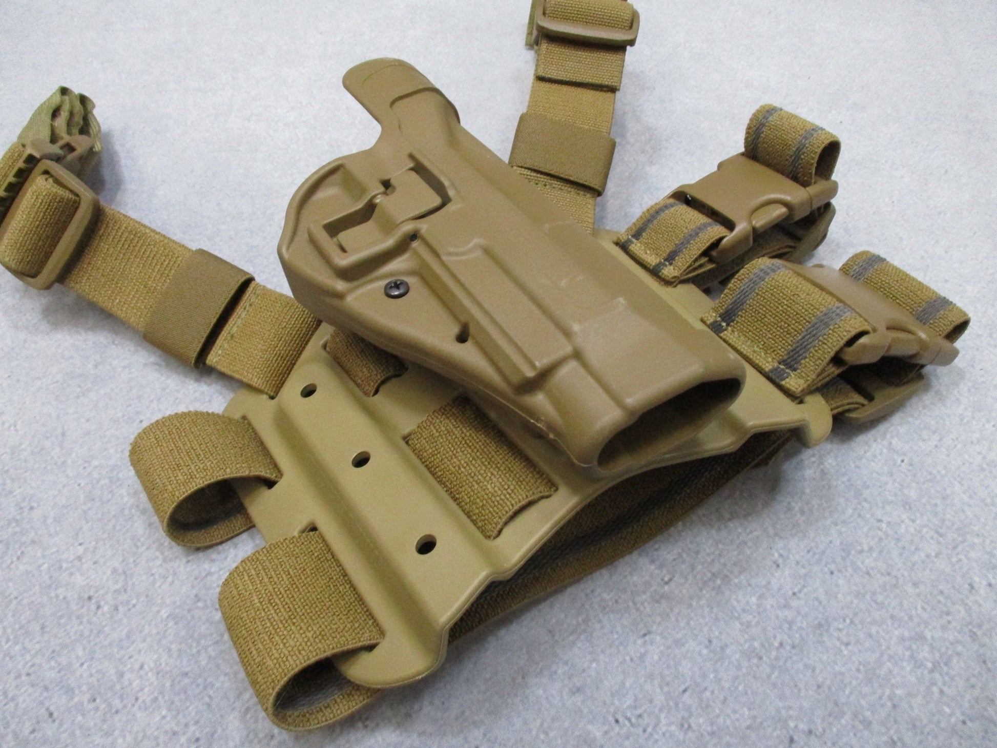 BlackHAWK SERPA CQC thigh holster for Beretta 92/96, tactical Coyote Tan, designed for right-handed military and law enforcement use.