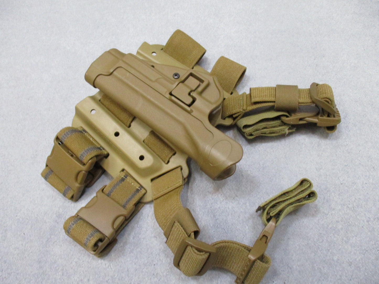 BlackHAWK SERPA CQC thigh holster for Beretta 92/96 in tactical Coyote Tan, designed for right-handed carry.