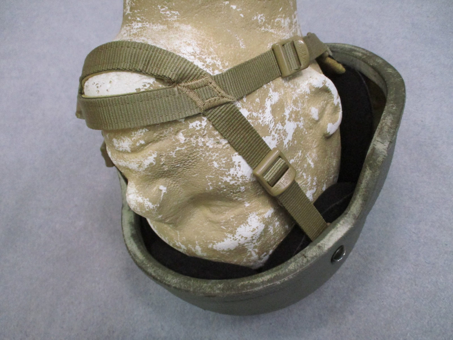 ACH Advanced Combat Helmet Size Medium Foliage Green w/ Pads Chinstrap Ballistic
