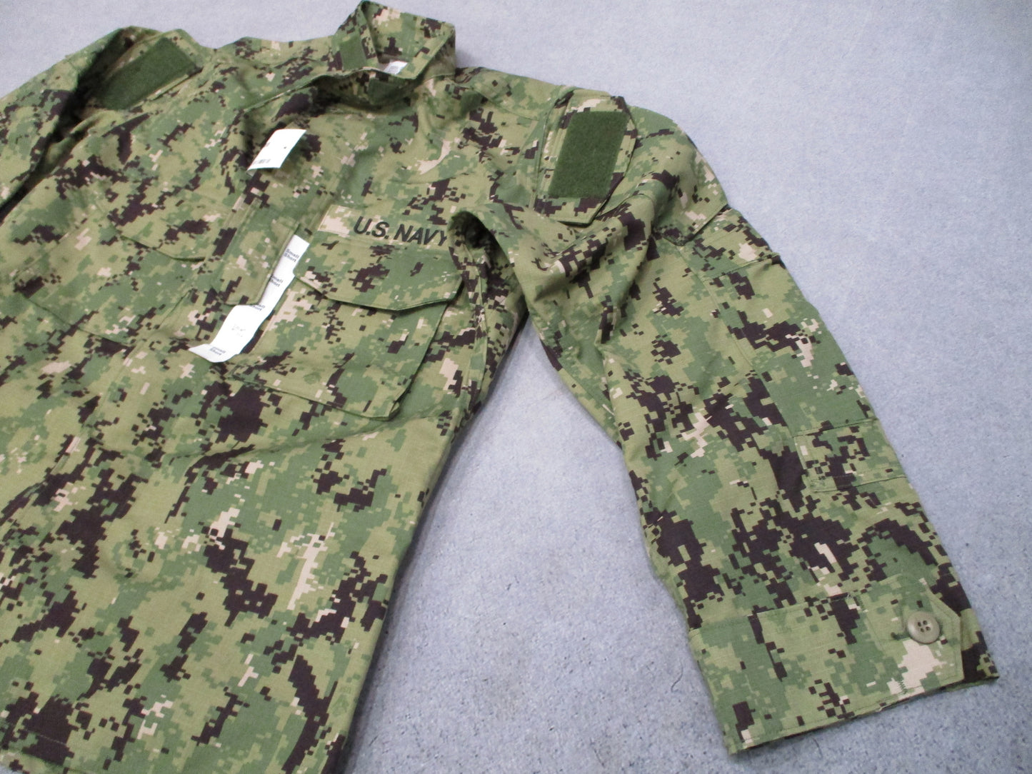 US Navy NWU Type III Blouse Small Short AOR2 Digital Camo NSN 8405-01-574-0280