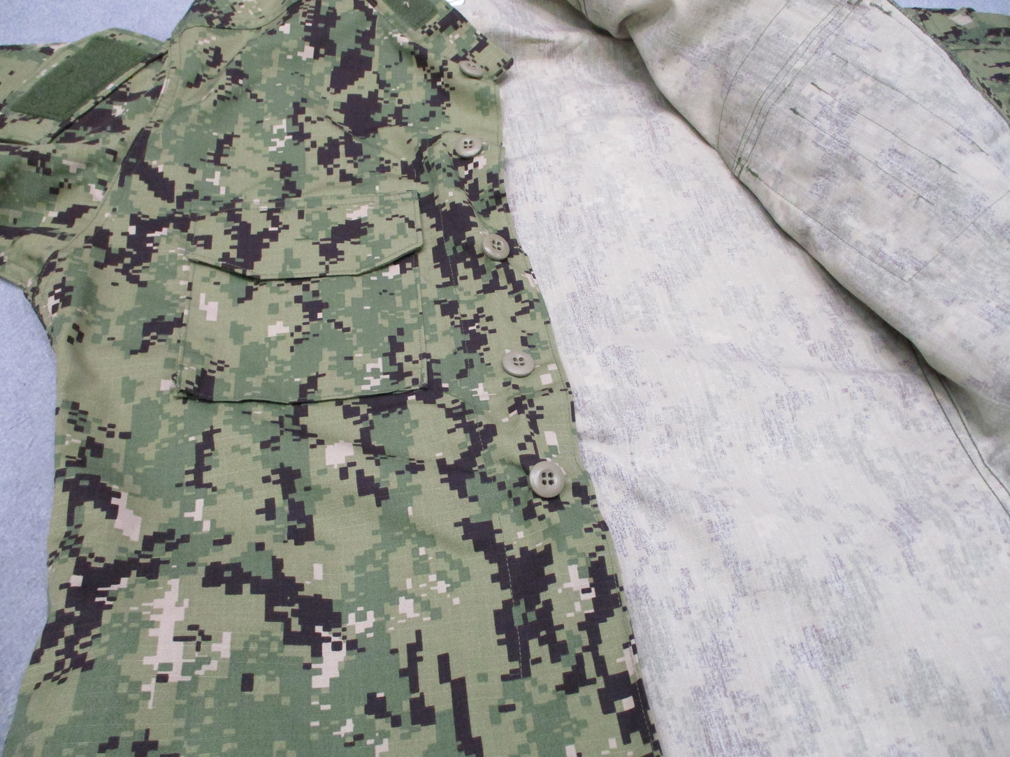 US Navy NWU Type III Blouse Small Short AOR2 Digital Camo NSN 8405-01-574-0280