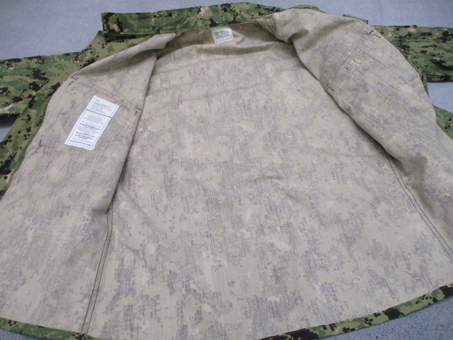 US Navy NWU Type III Blouse Small Short AOR2 Digital Camo NSN 8405-01-574-0280