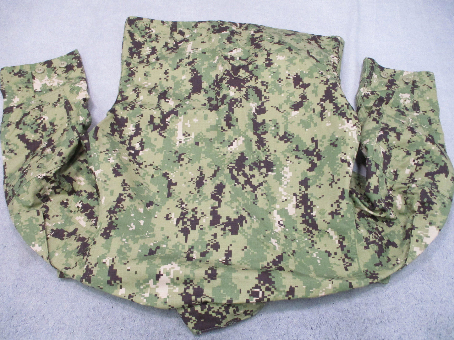 US Navy NWU Type III Blouse Small Short AOR2 Digital Camo NSN 8405-01-574-0280