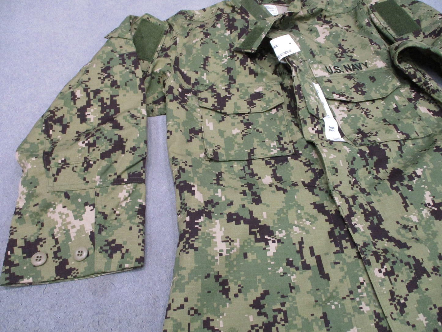 US Navy NWU Type III Blouse Small Short AOR2 Digital Camo NSN 8405-01-574-0280