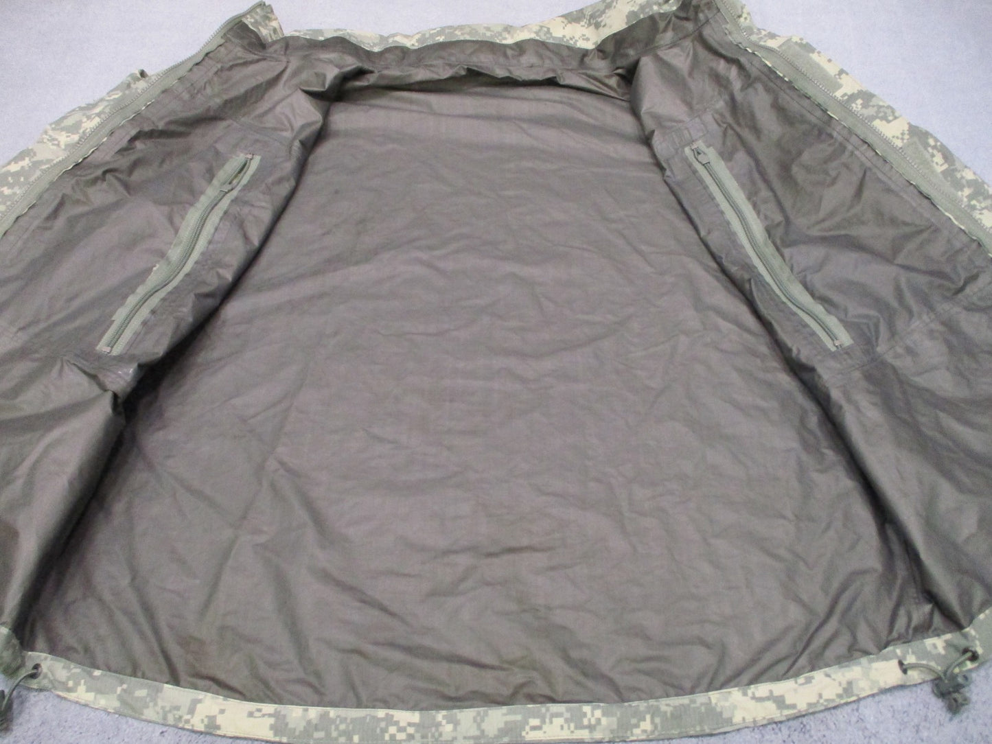 USED ARMY ACU DIGITAL UCP GEN III LEVEL 6 COLD/WET JACKET MEDIUM/LONG GORE-TEX