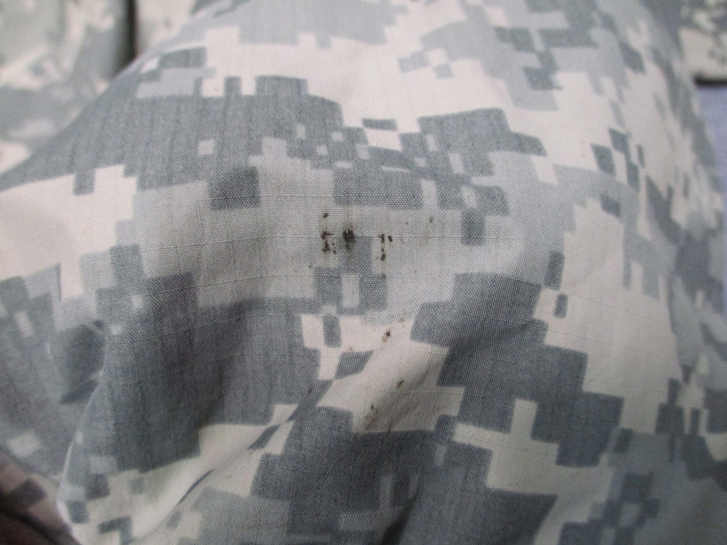 USED ARMY ACU DIGITAL UCP GEN III LEVEL 6 COLD/WET JACKET MEDIUM/LONG GORE-TEX