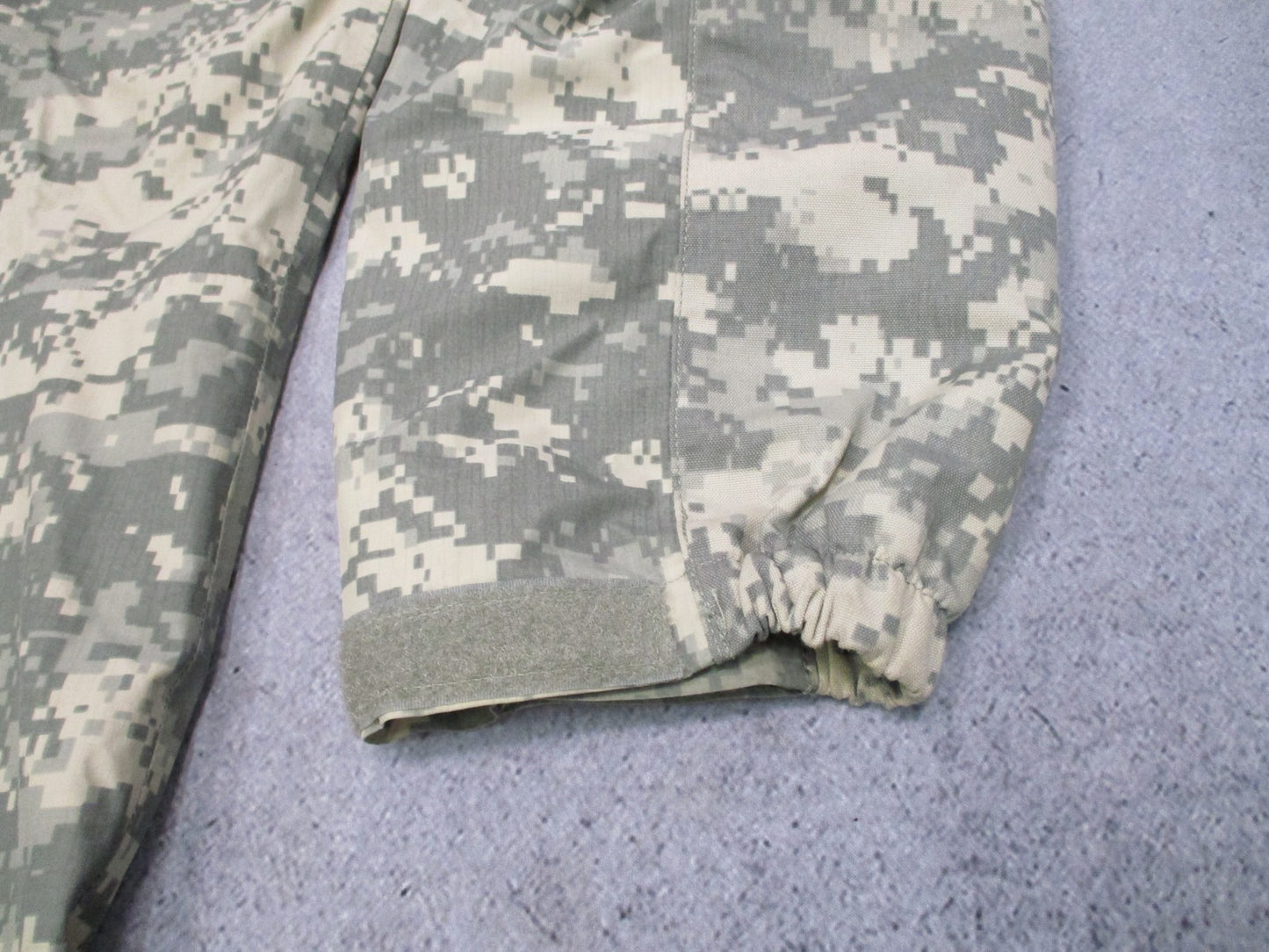 USED ARMY ACU DIGITAL UCP GEN III LEVEL 6 COLD/WET JACKET MEDIUM/LONG GORE-TEX