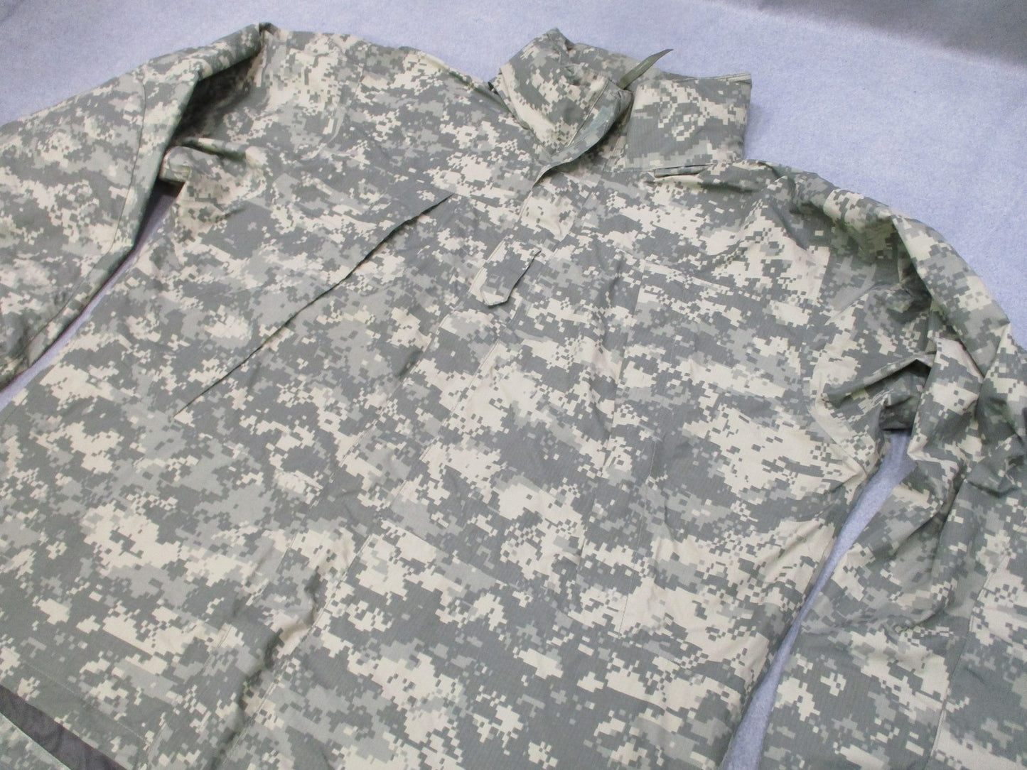 USED ARMY ACU DIGITAL UCP GEN III LEVEL 6 COLD/WET JACKET MEDIUM/LONG GORE-TEX