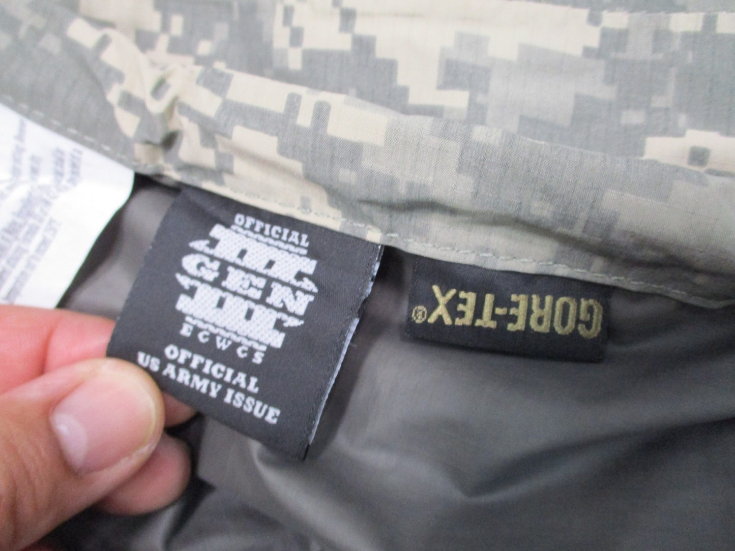 USED ARMY ACU DIGITAL UCP GEN III LEVEL 6 COLD/WET JACKET MEDIUM/LONG GORE-TEX