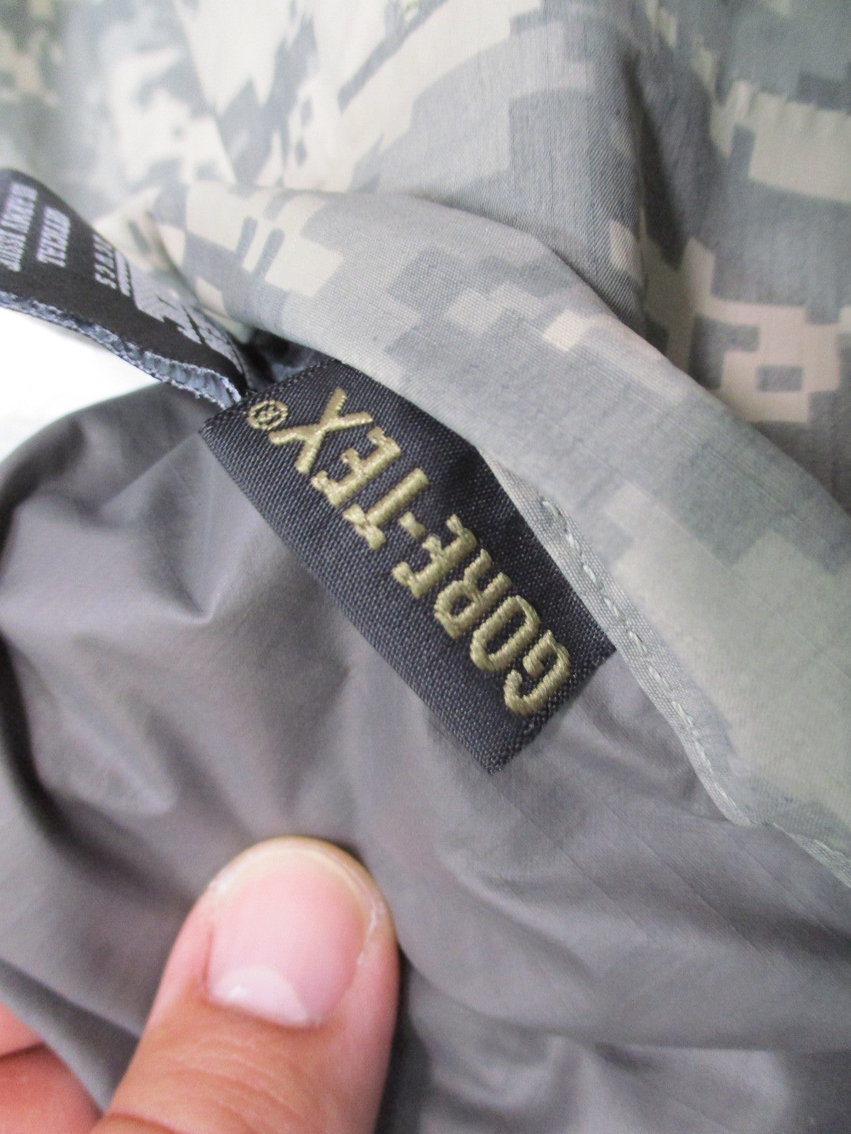 USED ARMY ACU DIGITAL UCP GEN III LEVEL 6 COLD/WET JACKET MEDIUM/LONG GORE-TEX