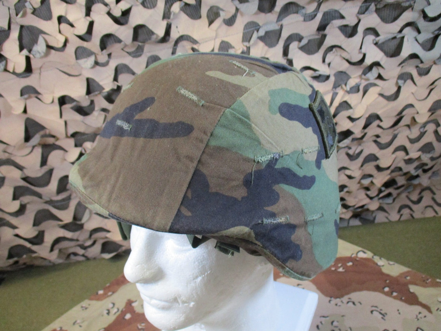 US Military PASGT Helmet medium Woodland Camo 4th Infantry Division Patch 8063