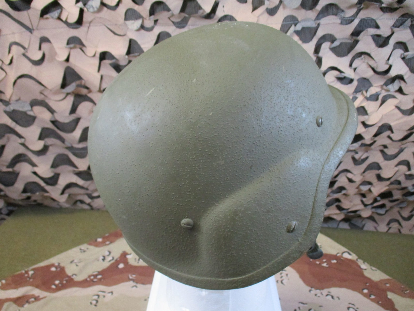 US Military PASGT Helmet medium Woodland Camo 4th Infantry Division Patch 8063