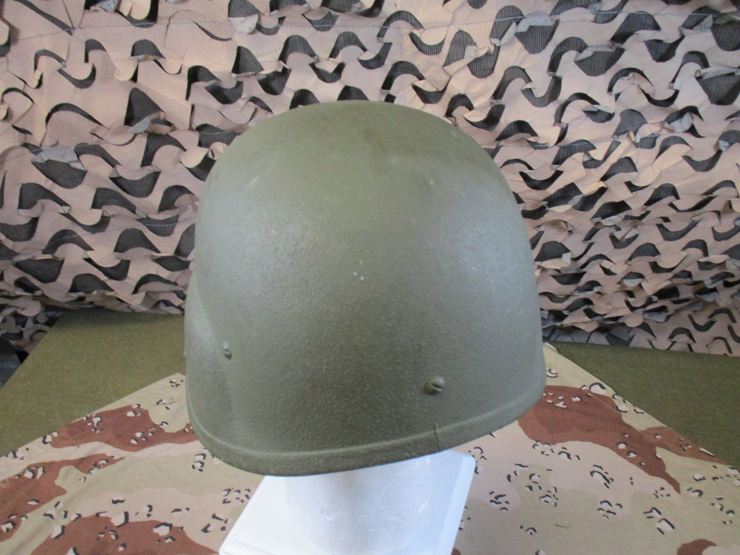 US Military PASGT Helmet medium Woodland Camo 4th Infantry Division Patch 8063