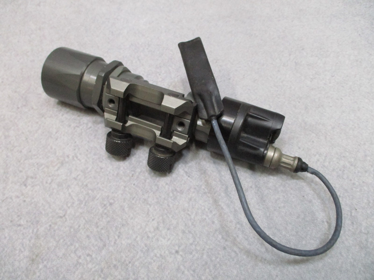 SUREFIRE MILLENNIUM UNIVERSAL WEAPONLIGHT RAIL MOUNT FLASHLIGHT M951 THUMB NUT