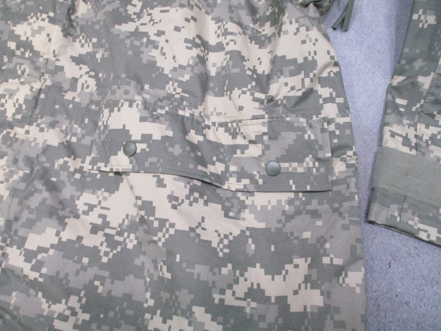MEDIUM ARMY ACU DIGITAL WET WEATHER IMPROVED RAINSUIT JACKET 8415-01-527-4614
