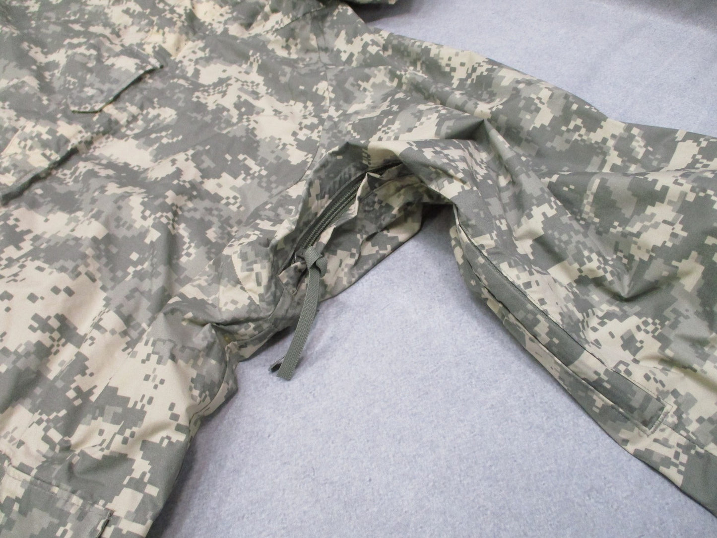 MEDIUM ARMY ACU DIGITAL WET WEATHER IMPROVED RAINSUIT JACKET 8415-01-527-4614