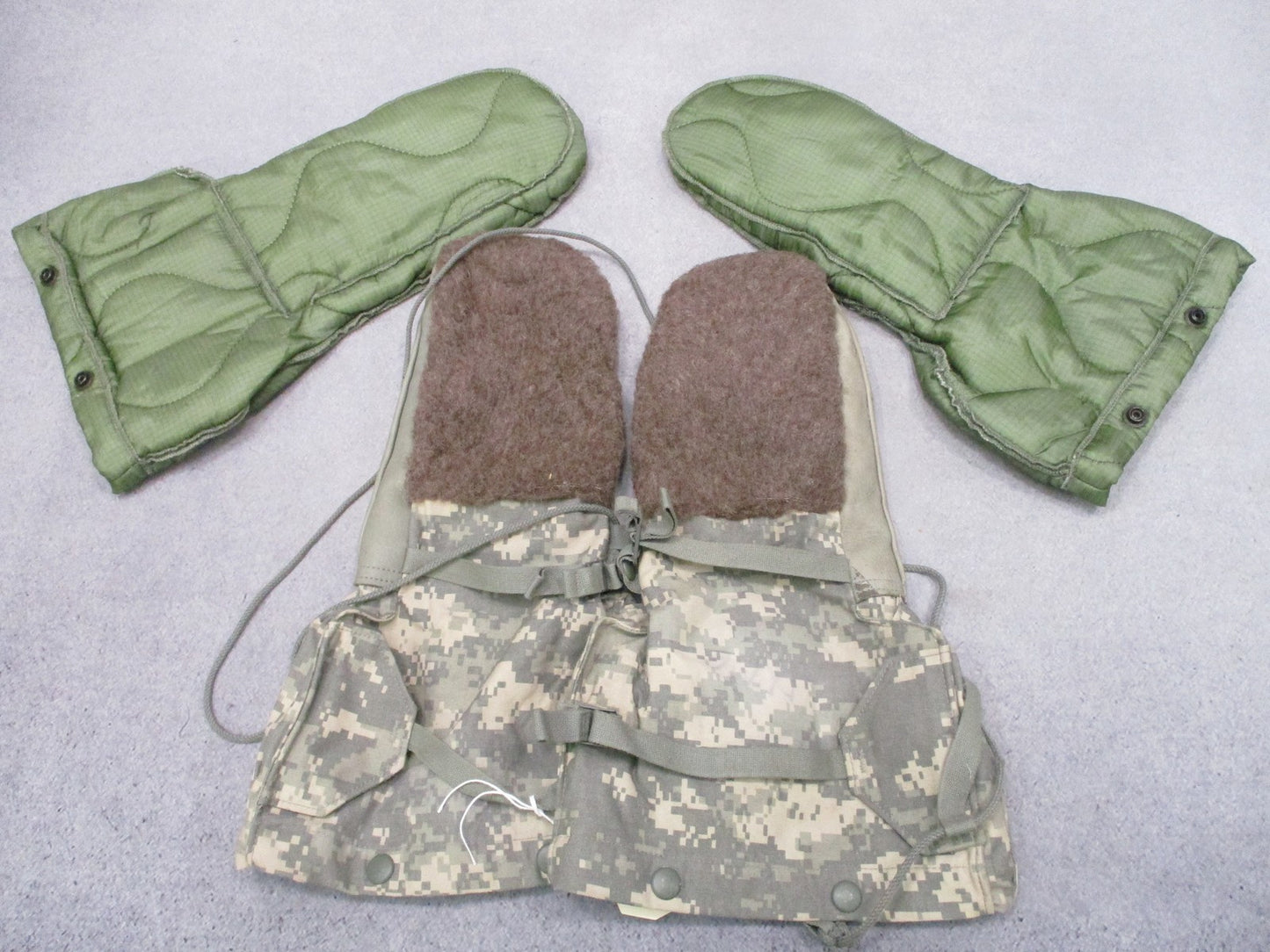 US Military Extreme Cold Weather Mitten Set UCP Digital Camo Size Small w Liners