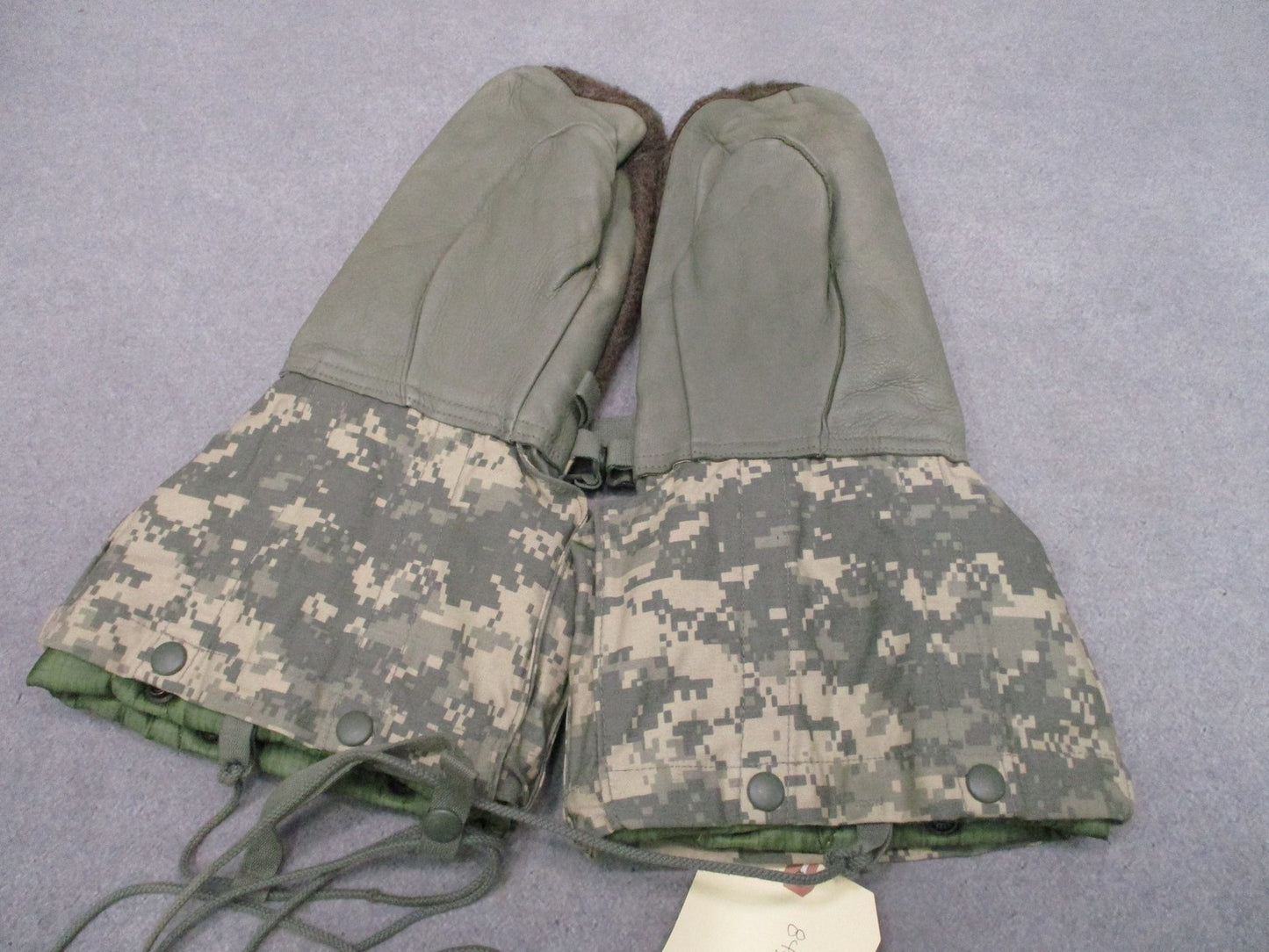 US Military Extreme Cold Weather Mitten Set UCP Digital Camo Size Small w Liners