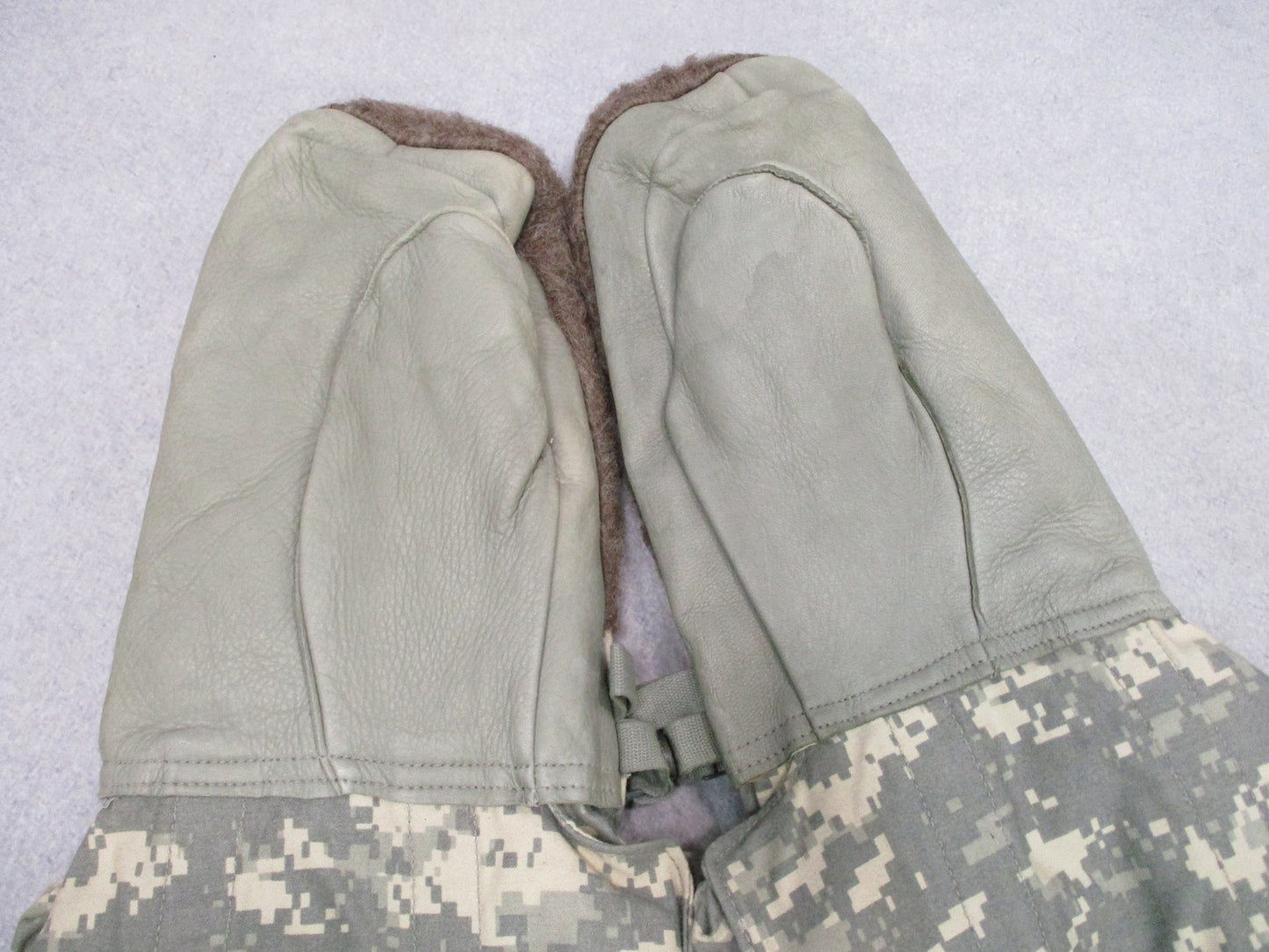 US Military Extreme Cold Weather Mitten Set UCP Digital Camo Size Small w Liners