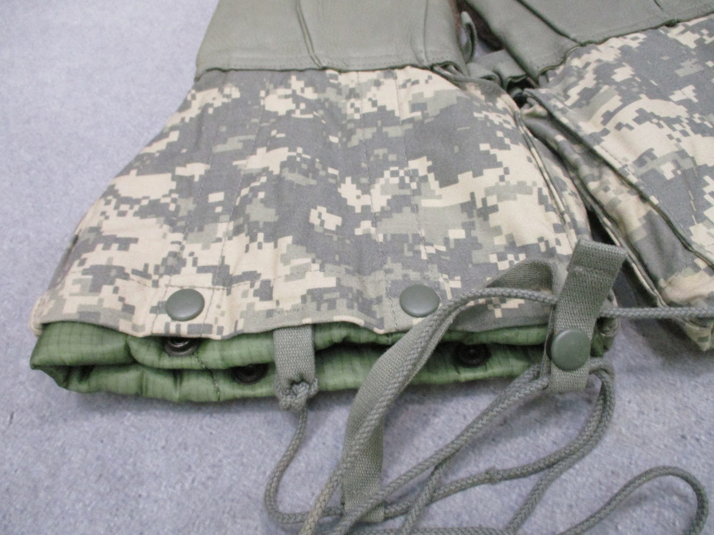 US Military Extreme Cold Weather Mitten Set UCP Digital Camo Size Small w Liners