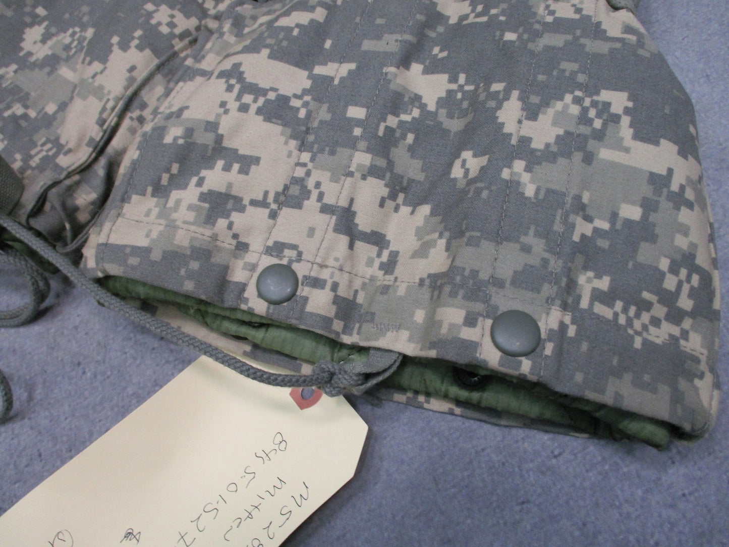 US Military Extreme Cold Weather Mitten Set UCP Digital Camo Size Small w Liners