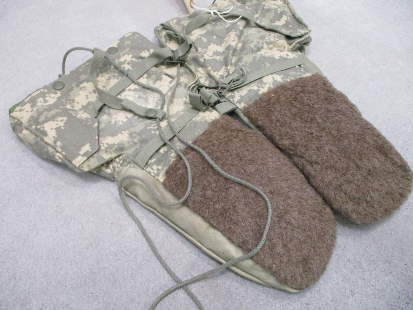 US Military Extreme Cold Weather Mitten Set UCP Digital Camo Size Small w Liners