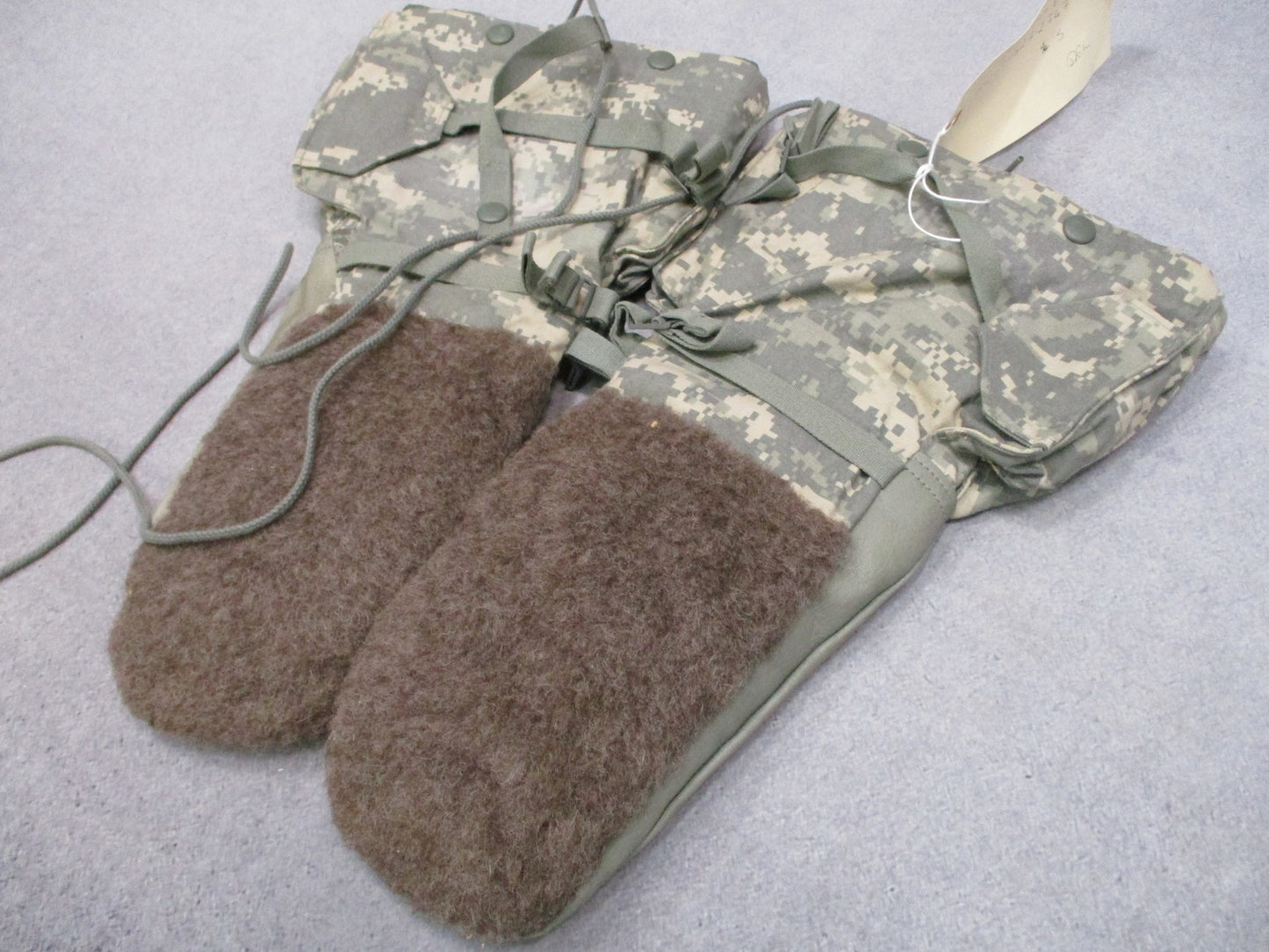 US Military Extreme Cold Weather Mitten Set UCP Digital Camo Size Small w Liners