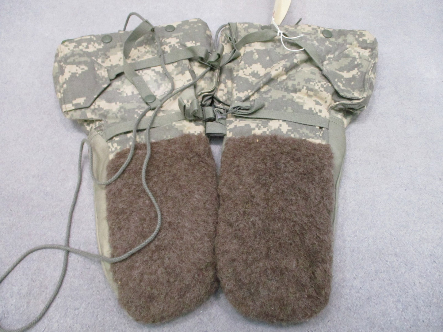 US Military Extreme Cold Weather Mitten Set UCP Digital Camo Size Small w Liners