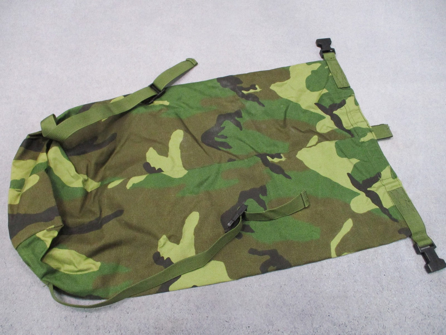 USGI SMALL WOODLAND CAMO BDU DUFFEL BAG STUFF SACK CARRYING ENSEMBLE PACK (USED)