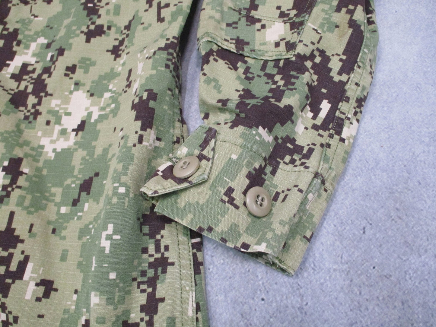 US Navy NWU Type III Blouse Small Long AOR2 Digital Camo NSN 8405-01-574-0291
