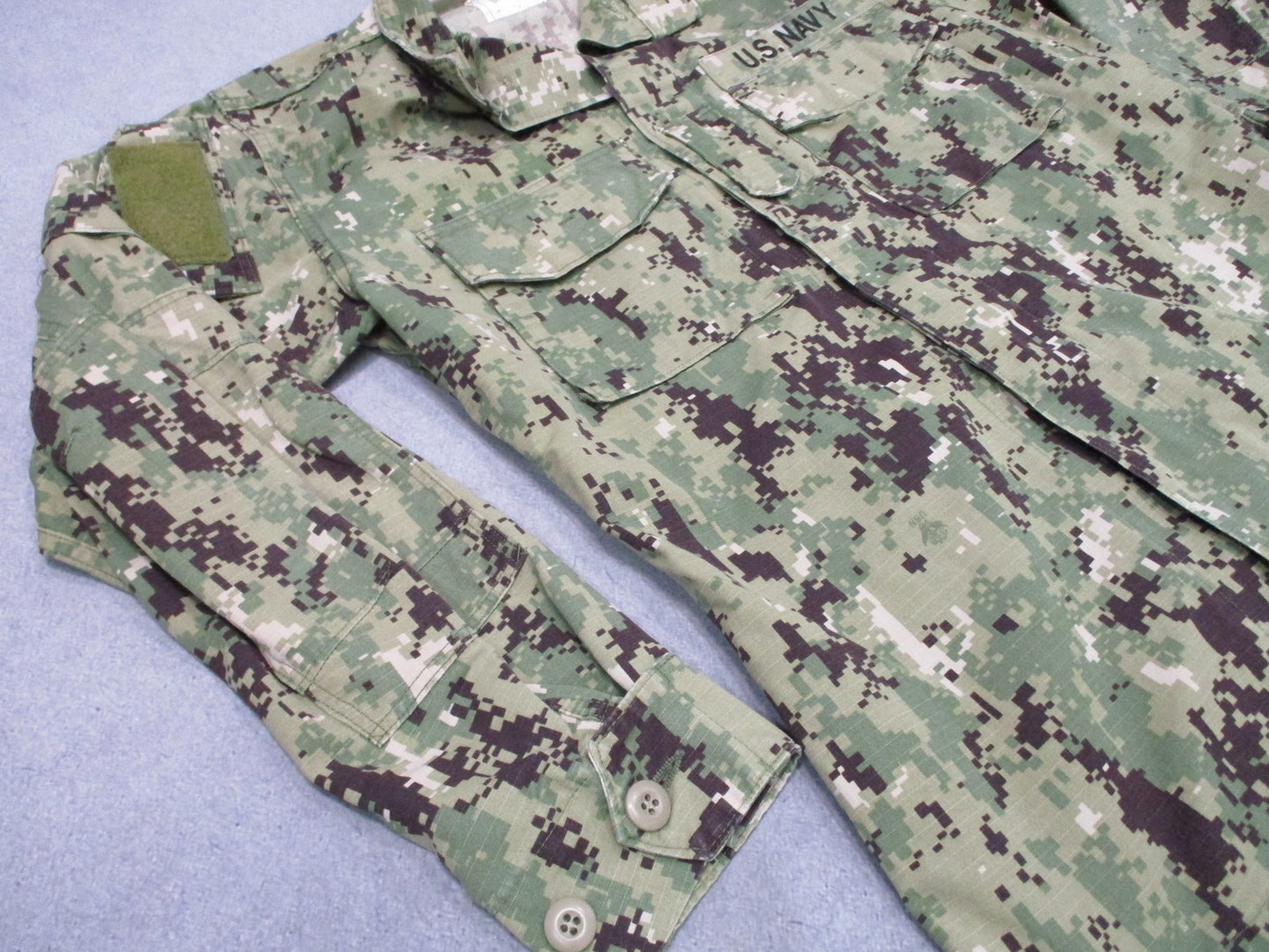 US Navy NWU Type III Blouse Small Long AOR2 Digital Camo NSN 8405-01-574-0291