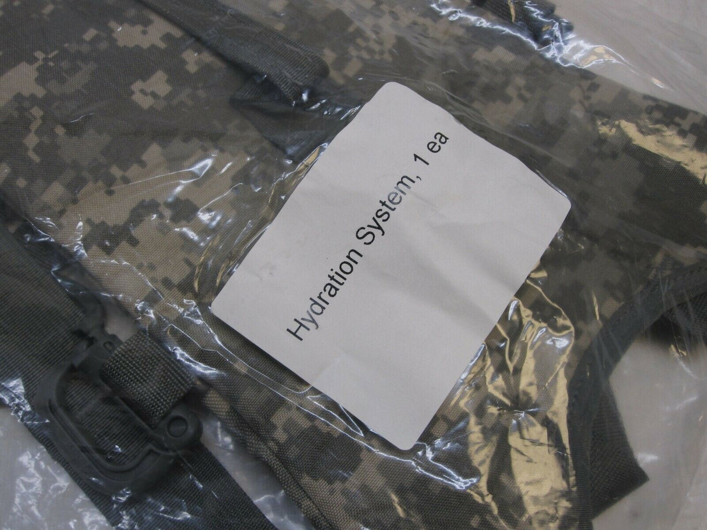 NOS ARMY ACU DIGITAL HYDRATION SYSTEM CARRIER W/ BLADDER PACK 8465-01-525-5531