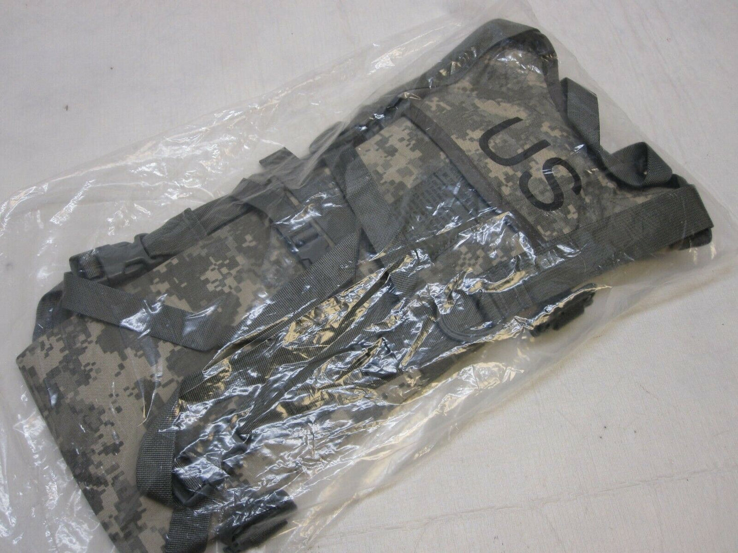 NOS ARMY ACU DIGITAL HYDRATION SYSTEM CARRIER W/ BLADDER PACK 8465-01-525-5531