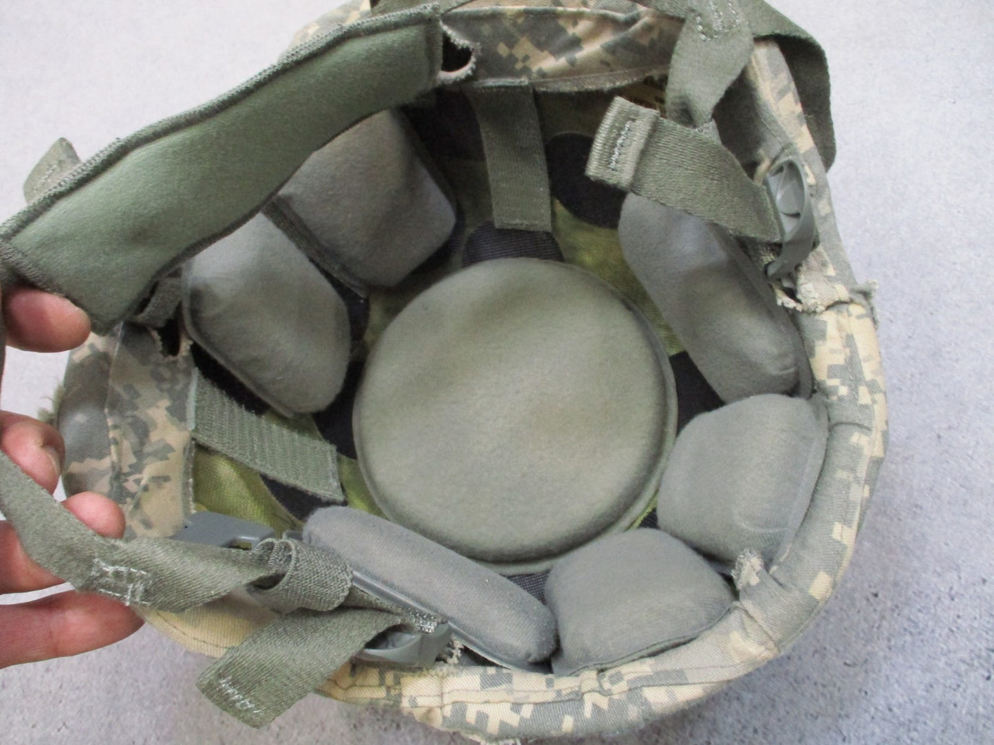 ACH Advanced Combat Helmet Size Medium Foliage Green w/ Pads Chinstrap Ballistic