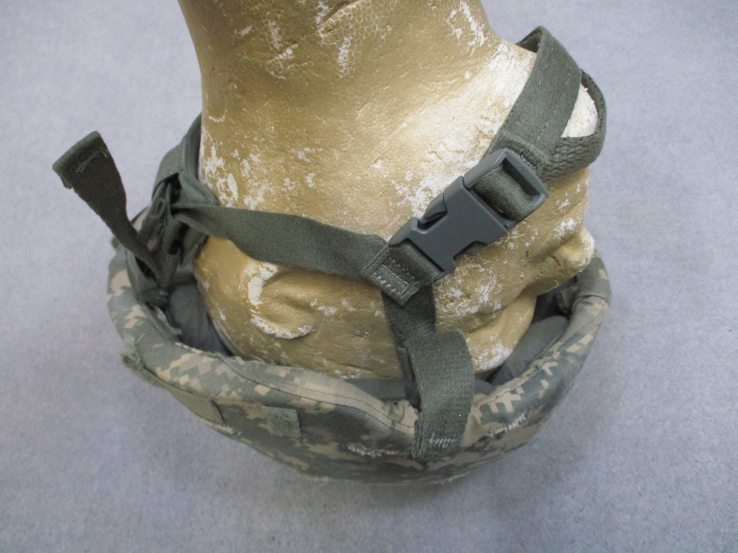 ACH Advanced Combat Helmet Size Medium Foliage Green w/ Pads Chinstrap Ballistic