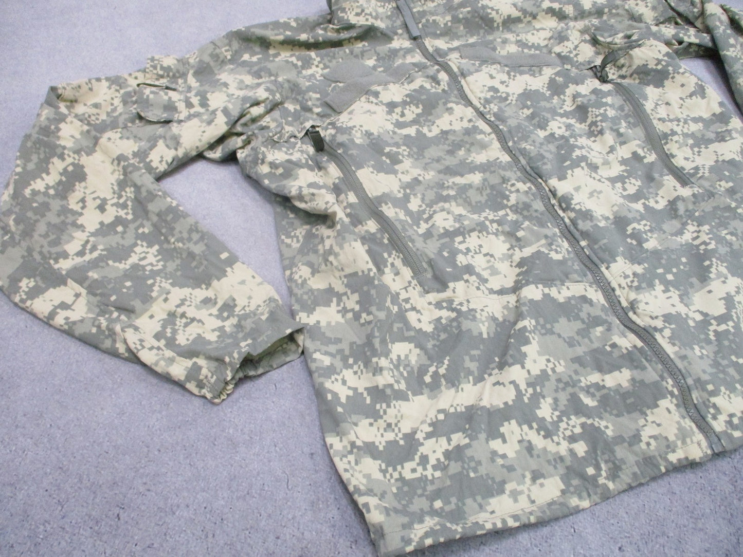 US Military ECWCS Gen III Level 4 Wind Jacket Digital Camo Medium Regular